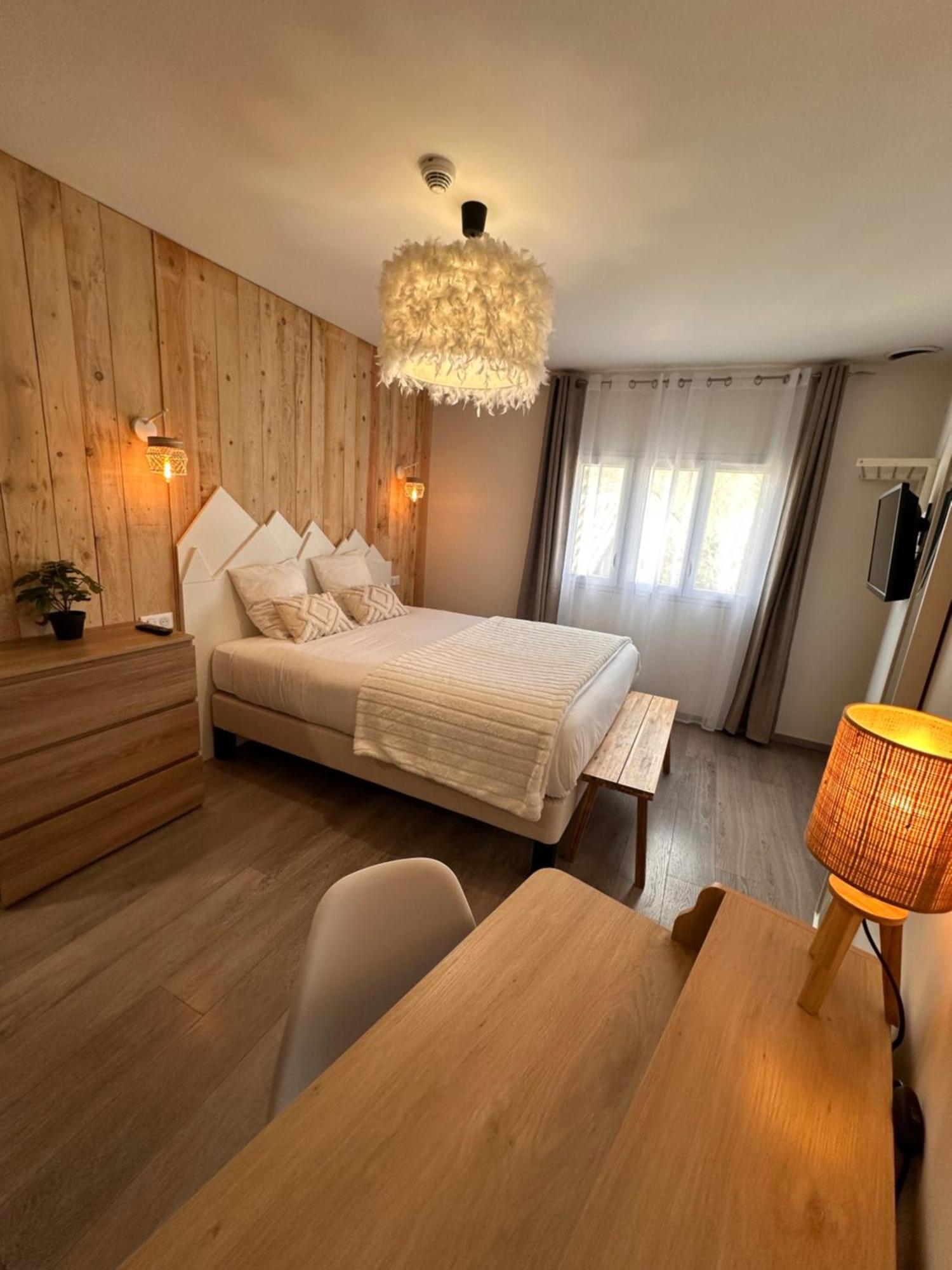 Auberge Du Vieux Lanas Logis Hotel Restaurant Bagian luar foto