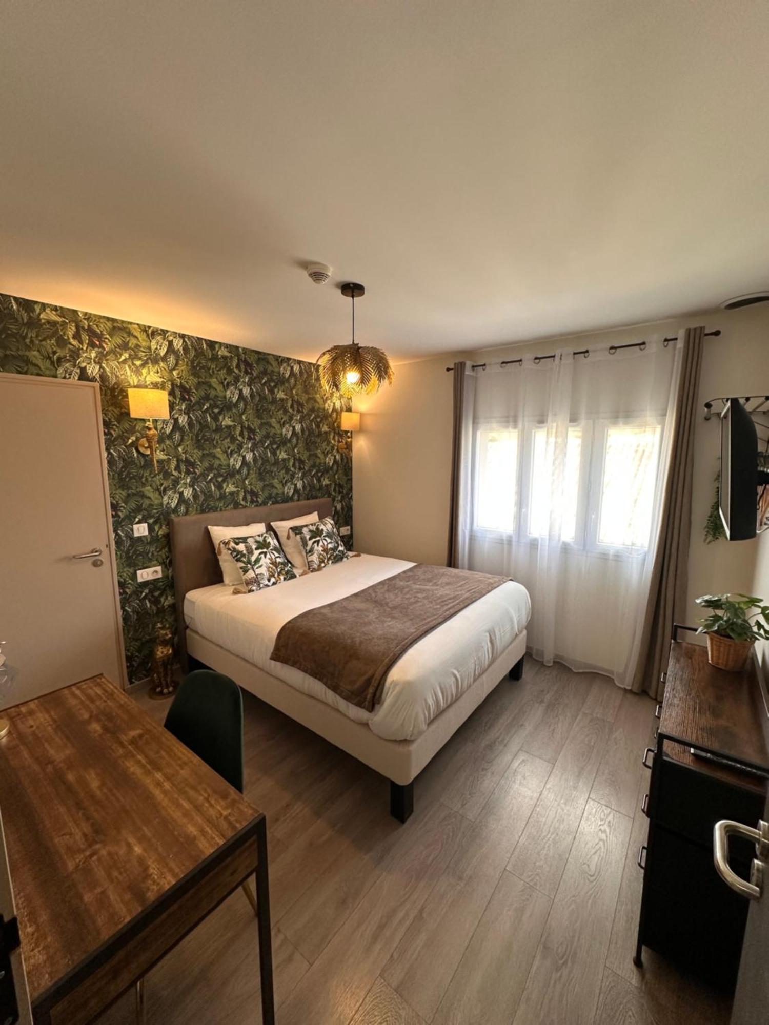 Auberge Du Vieux Lanas Logis Hotel Restaurant Bagian luar foto