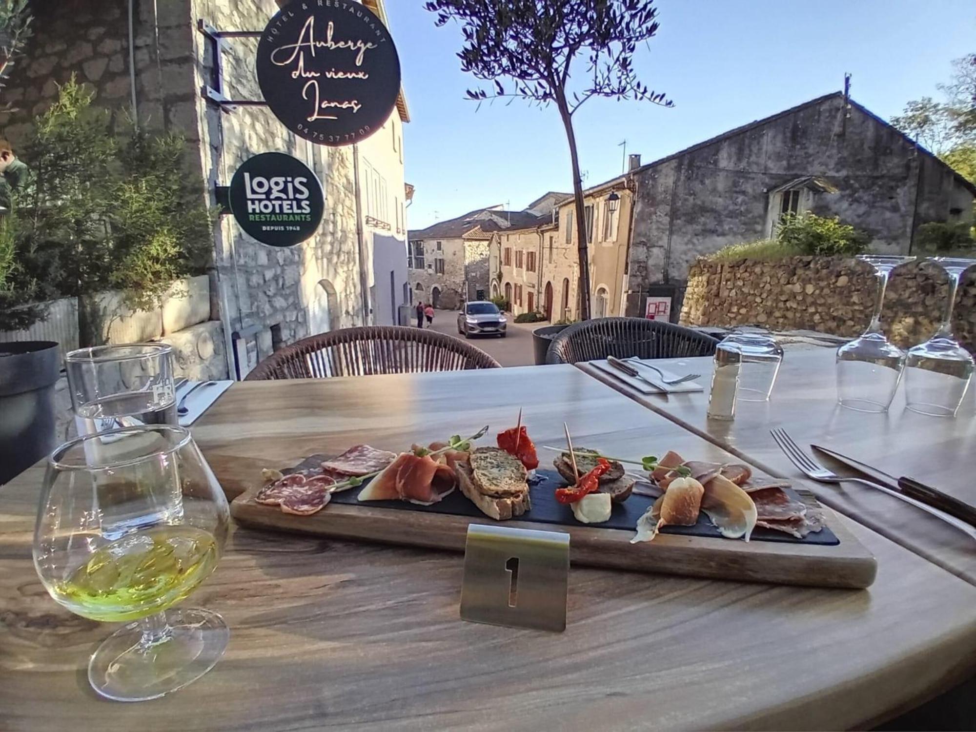 Auberge Du Vieux Lanas Logis Hotel Restaurant Bagian luar foto