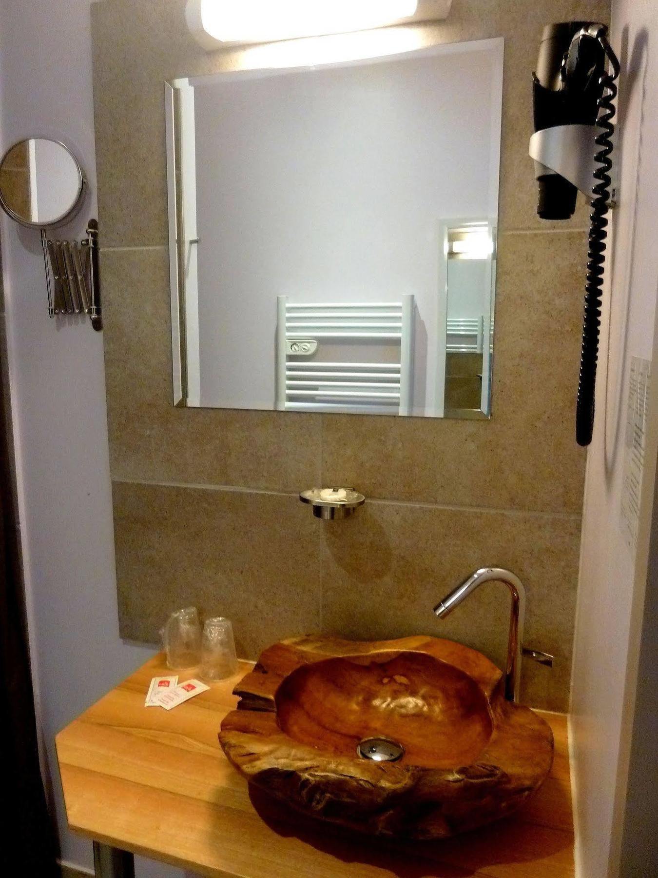Auberge Du Vieux Lanas Logis Hotel Restaurant Bagian luar foto