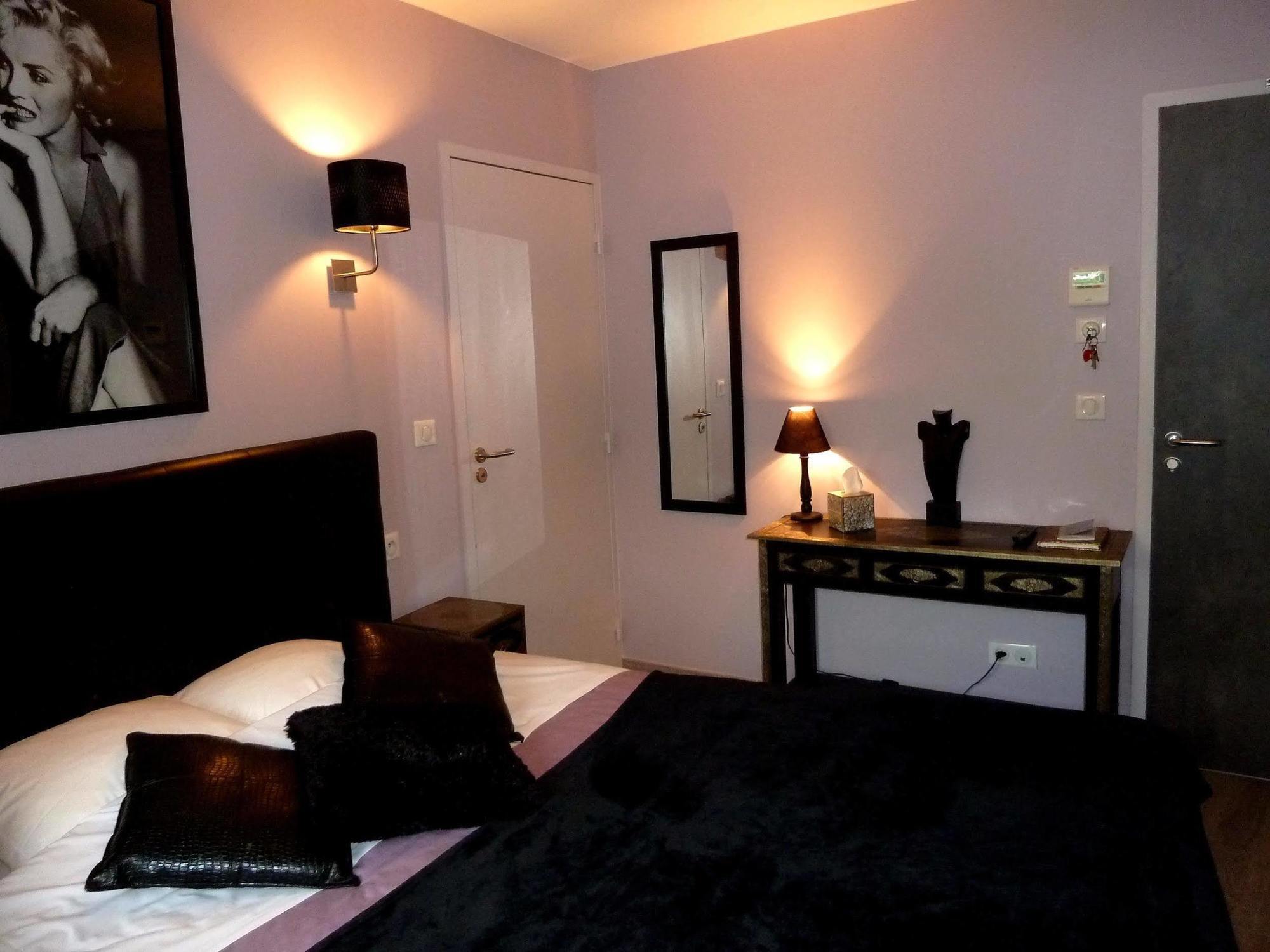 Auberge Du Vieux Lanas Logis Hotel Restaurant Bagian luar foto