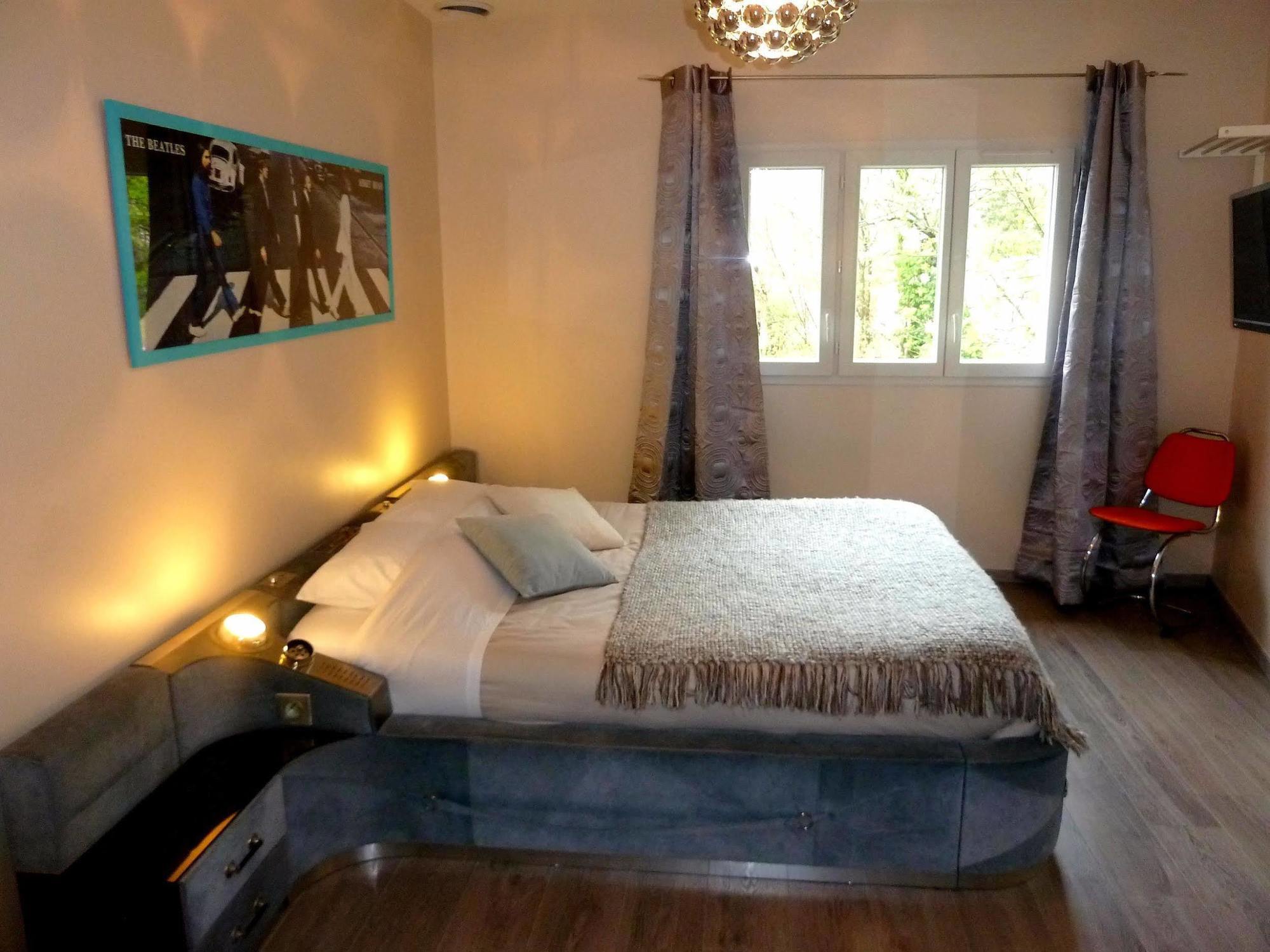 Auberge Du Vieux Lanas Logis Hotel Restaurant Bagian luar foto