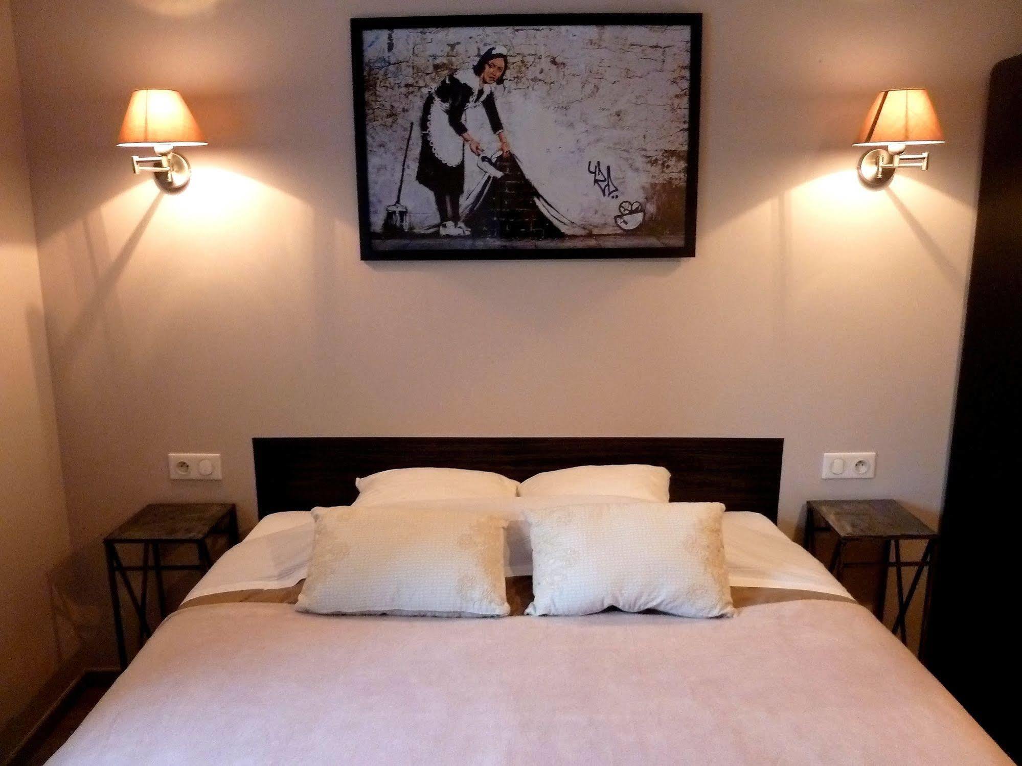 Auberge Du Vieux Lanas Logis Hotel Restaurant Bagian luar foto