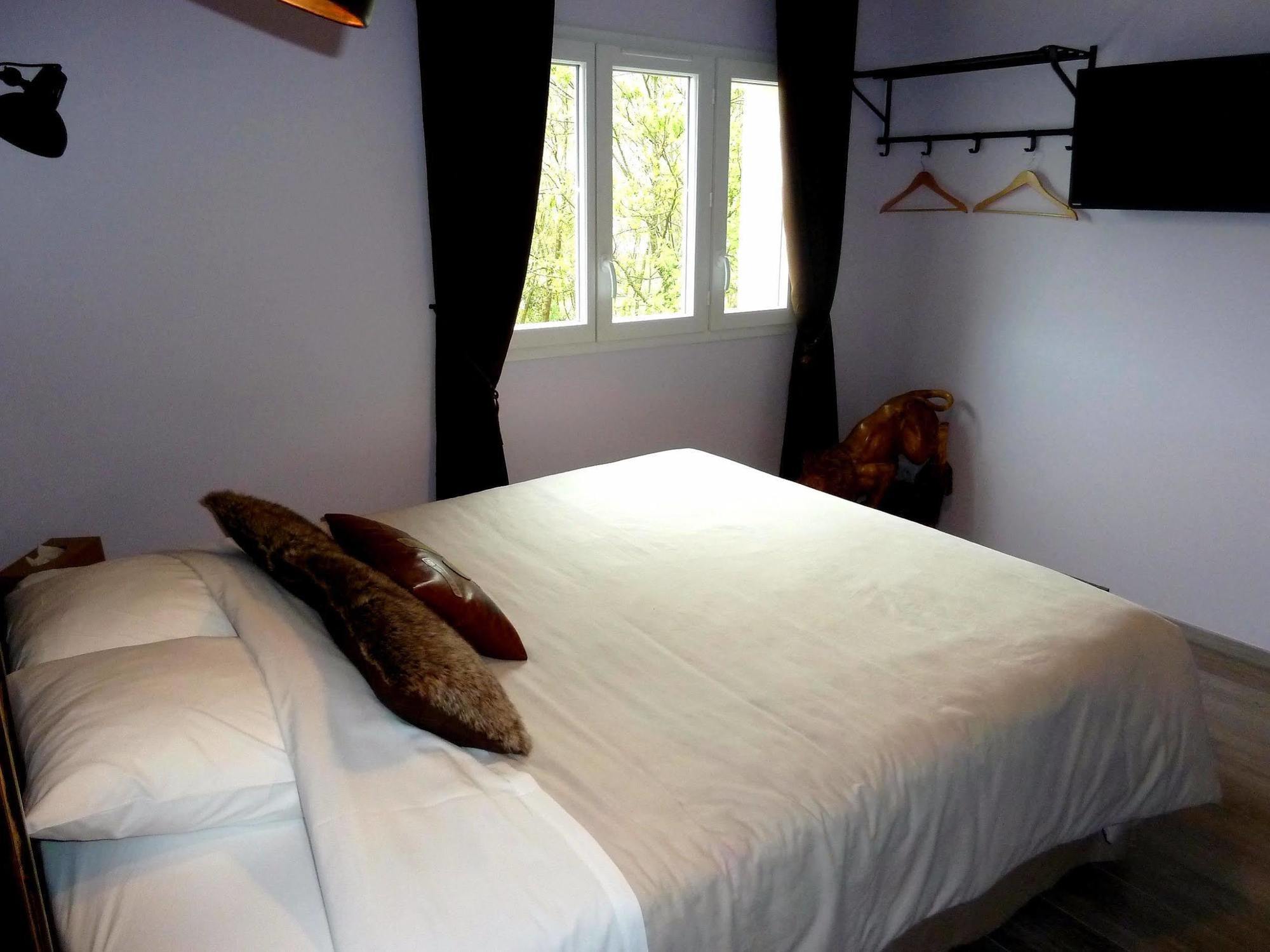 Auberge Du Vieux Lanas Logis Hotel Restaurant Bagian luar foto